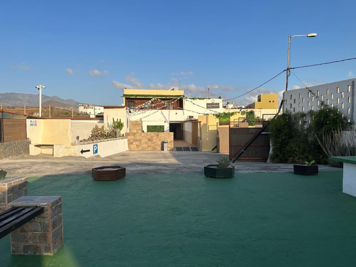 Valtisya Pool And Airport Guest House Telde Bagian luar foto